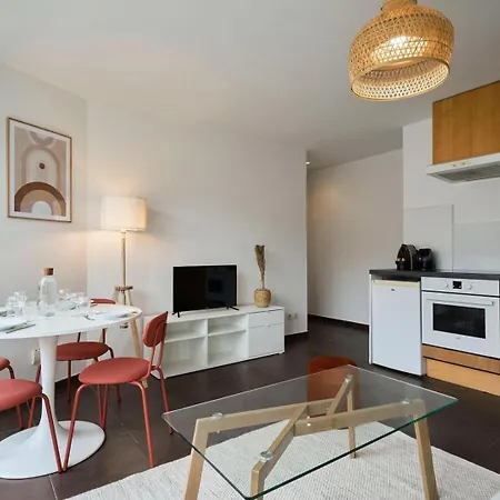 Hypercentre Two Bedrooms 70m2 With Parking 아파트 *
